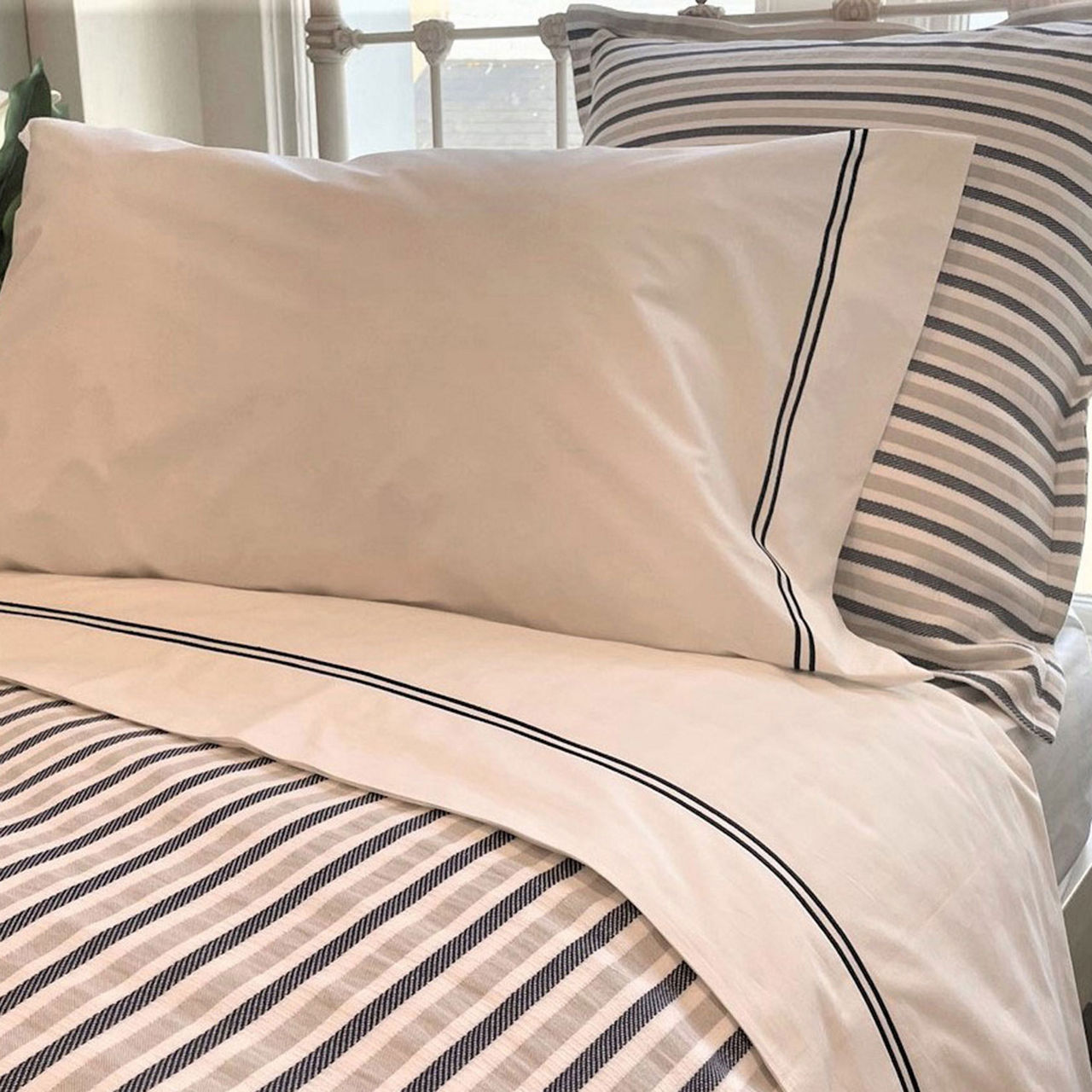 Redford Coordinated Bedding White-Navy