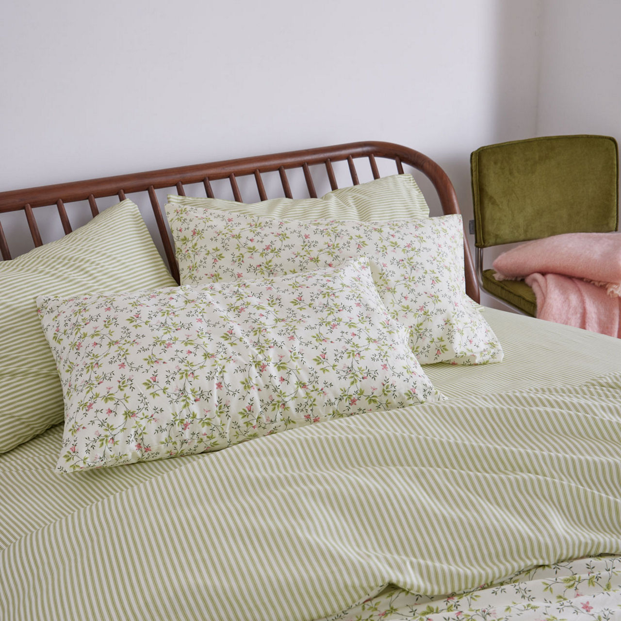 180 Thread Count Dainty Lily Pillowcase Set