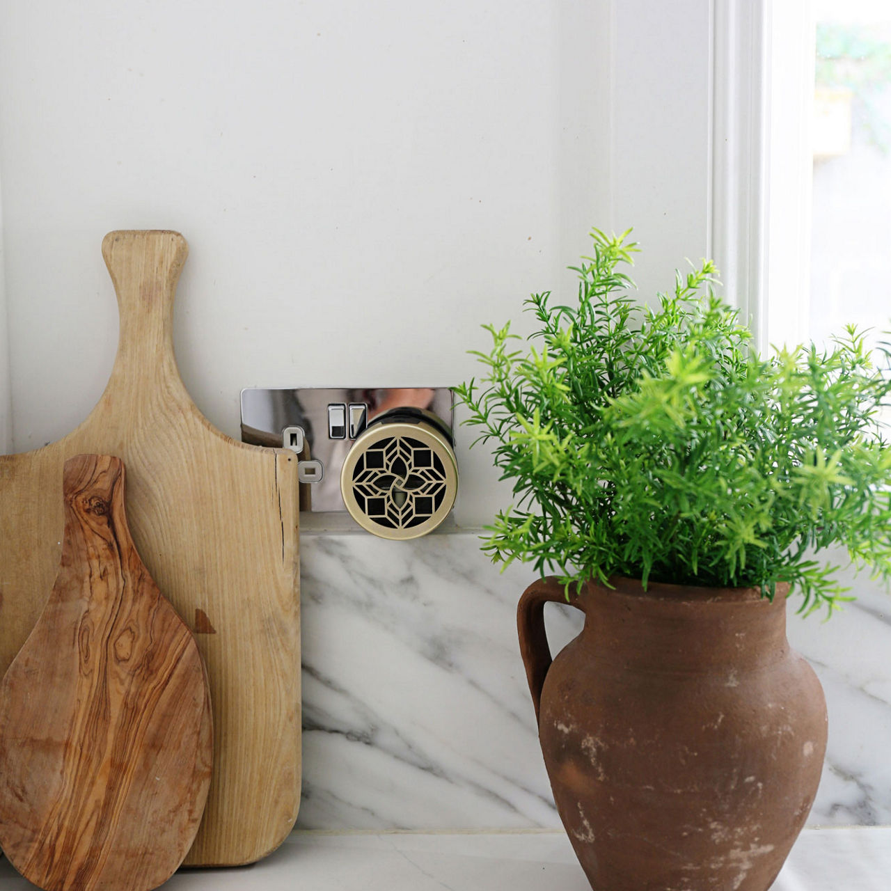 Plug In Wall Diffuser and Refill Set French Linen Water