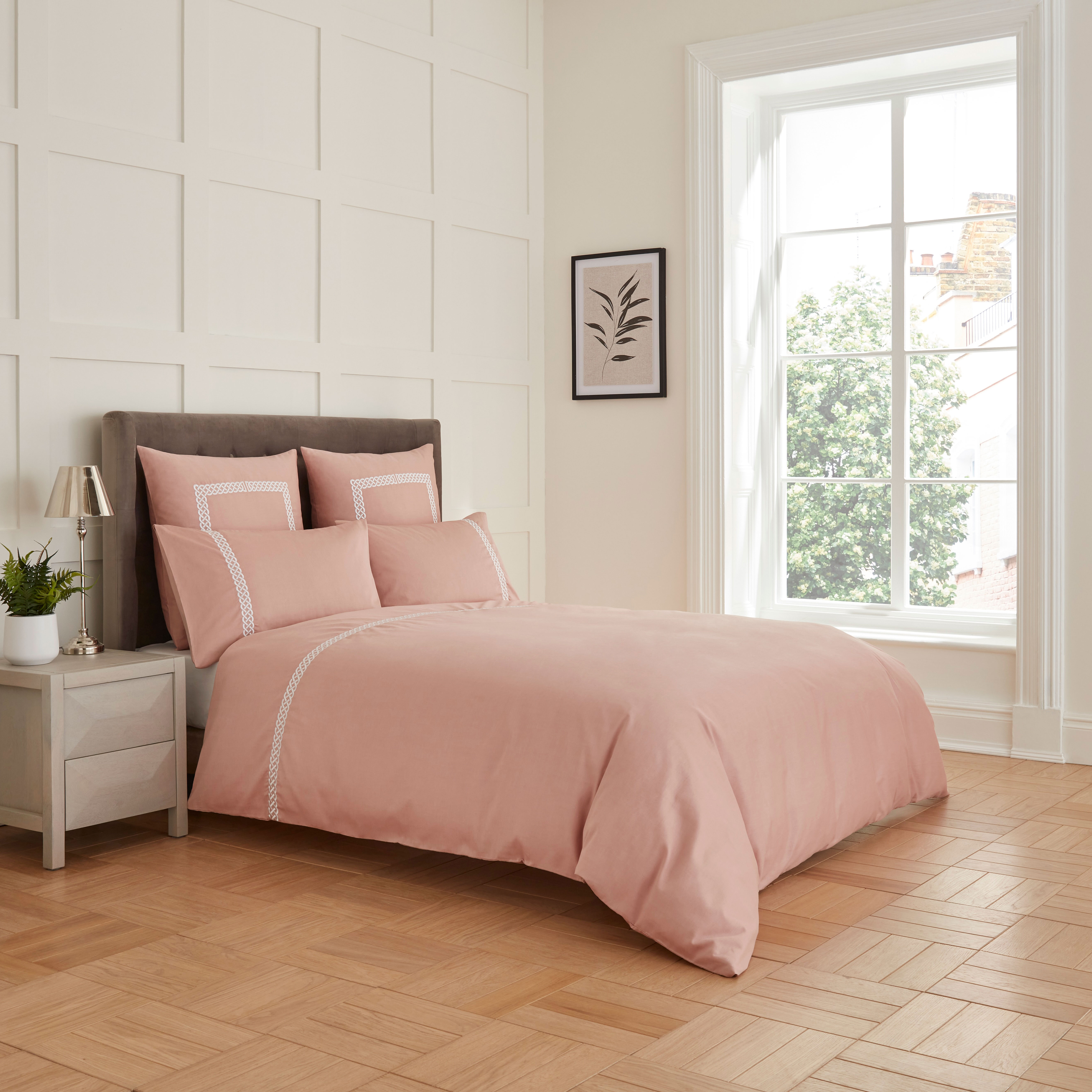 400 Thread Count Celtic Knot Duvet set White on Rose Pink Mattress & Pillow Protector