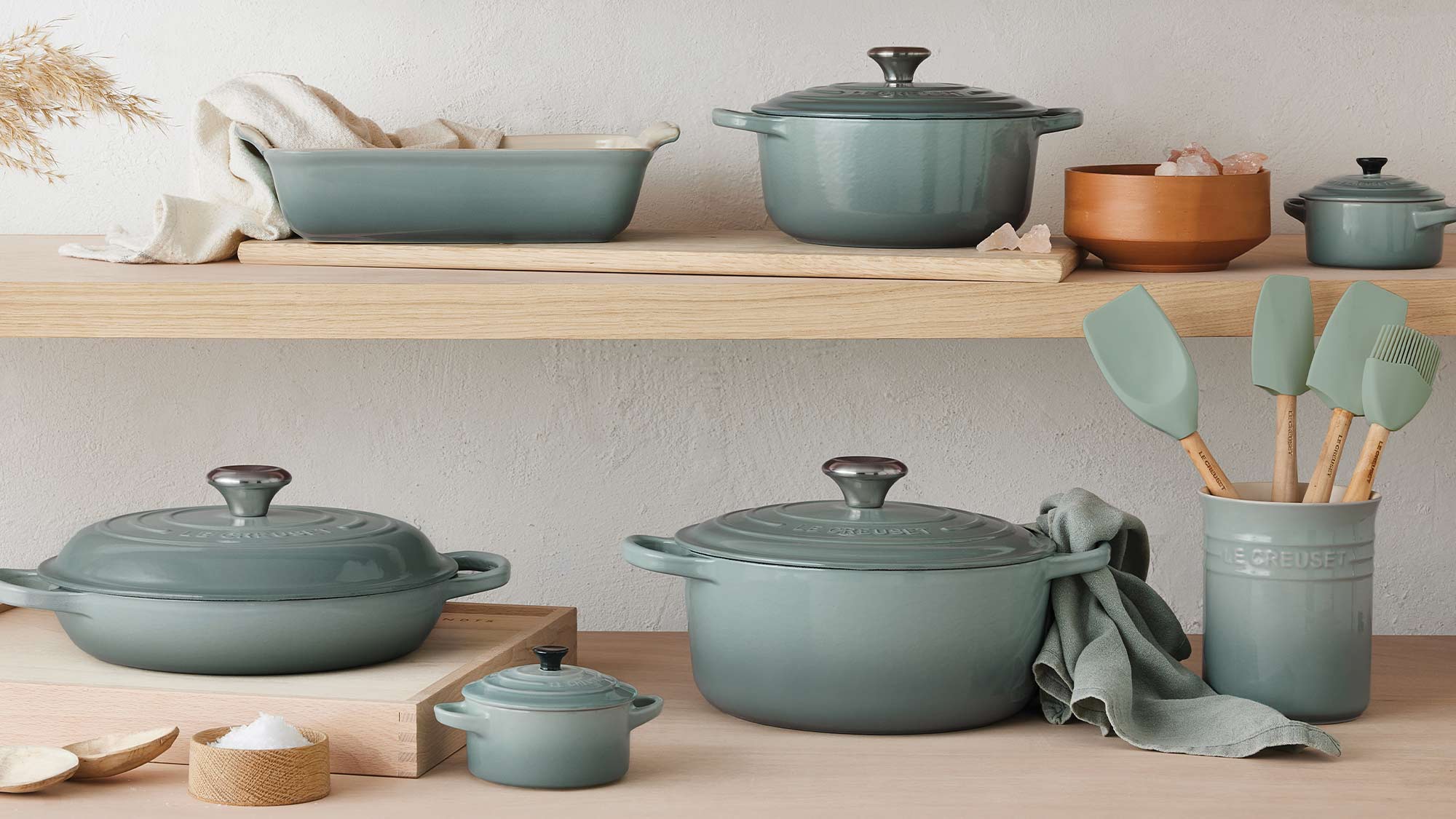 kitchenware le creuset on a shelf