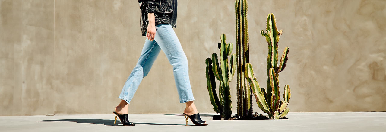 woman wearing blue denim jeans