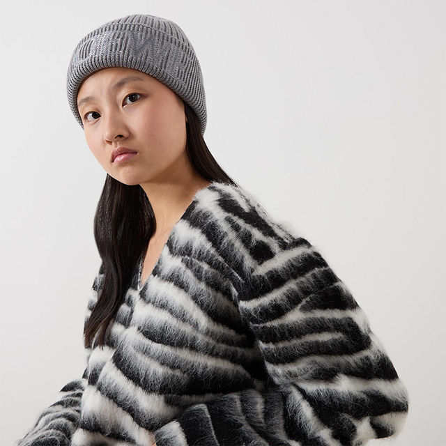 woman wearing grey knitted hat