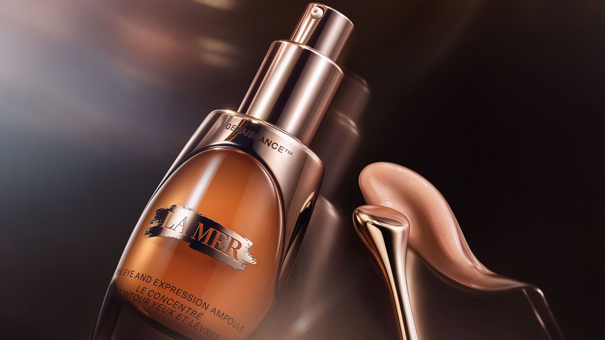 La Mer Genaissance Eye and Expression Ampule serum bottle with application tool on gradient background