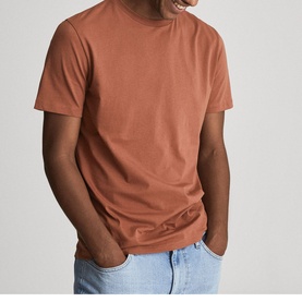 Model wearing Reiss Bless Regular Fit T-Shirt in brown, round neckline, short sleeves, styled with light blue jeans