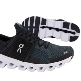 On Running Cloudswift Performance Trainers in black, mesh upper with lace fastening, white CloudTec sole, shown as a pair from above and sole angle
