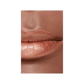 Close-up of lips wearing CHANEL Ultrawear Shine Liquid Lip Colour in a warm rose-gold metallic finish