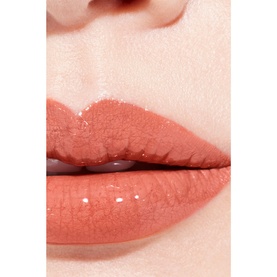 Close-up of lips wearing Chanel Ultra Wear Liquid Lip Colour in BEIGE CHIC 164, a warm terracotta-nude with glossy finish