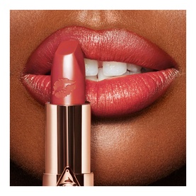 Charlotte Tilbury Hot Lips 2.0 Refill lipstick in Carina's Star, a warm coral-red, shown beside lips wearing the shade with rose gold casing