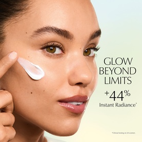 Model with Est&eacute;e Lauder DayWear Anti-Oxidant 72H-Hydration Sorbet Creme SPF 15 applied to cheek, shown with glow radiance claim text overlay.
