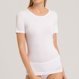 Model wearing Hanro Soft Touch Short Sleeve Top in white, featuring a scoop neckline and short sleeves