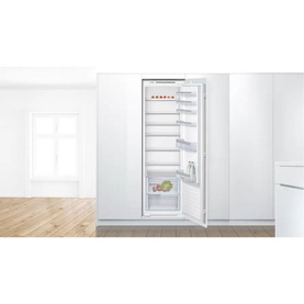 Serie 4 Integrated Tall Fridge