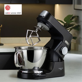 Kenwood stand mixer in matte black with stainless steel bowl and flat beater attachment, Red Dot Winner 2021 badge visible