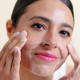 Confidence in a Cleanser Hydrating Facial Cleanser Serum