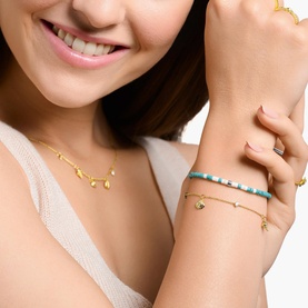 Model with Thomas Sabo Shells Bracelet with White Stones, gold-plated silver with seashell charms