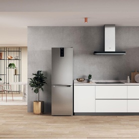 Whirlpool freestanding fridge freezer: frost free