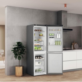 Whirlpool freestanding fridge freezer: frost free