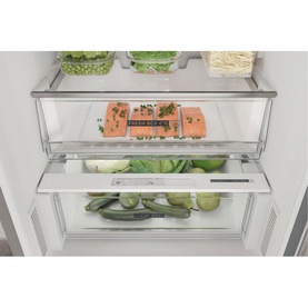 Whirlpool freestanding fridge freezer: frost free