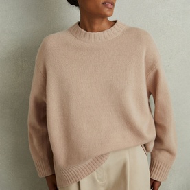 Model wearing Reiss Elena Marled-Knit Sweater in pink, wool-cashmere blend with crew neck, dropped shoulders and ribbed trims
