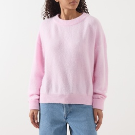 Model wearing American Vintage Vitow Oversized Sweater in Dragee Chine, ribbed trims, boat neck, styled with light blue jeans