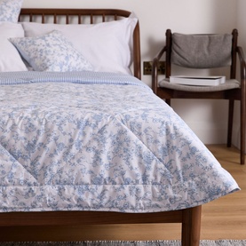 180 Thread Count Garden Bouquet Quilted Blanket