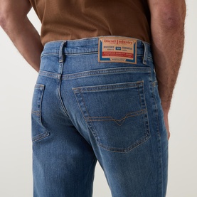 2023 D-Finitive Tapered-Leg Jeans