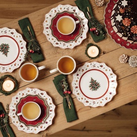 Toy's Delight Eight-Piece Festive Plate Set