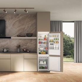 Built-In 55cm 273L 70-30 Fridge Freezer with Stop Front Technology
