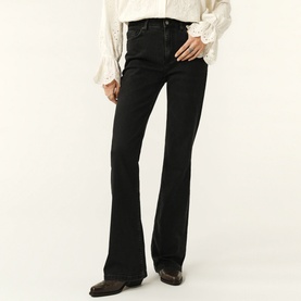 Aommie Bootcut Jeans