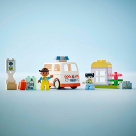 DUPLO Town Ambulance & Driver