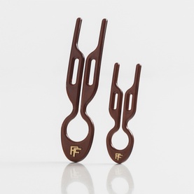 Fiona Franchimon N&ordm;1 Hairpin Petite in brown, set of two fork-style hair pins with gold FF logo detail, shown in two sizes