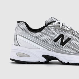 740 V2 Trainers