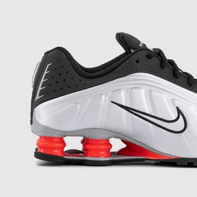 Shox R4 Trainers