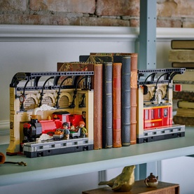 Harry Potter&trade; Book Nook: Hogwarts&trade; Express