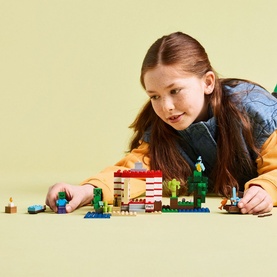 Minecraft&reg; The TNT Jungle House Toy