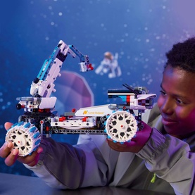 Technic: Lunar Outpost&trade; Moon Rover Space Vehicle