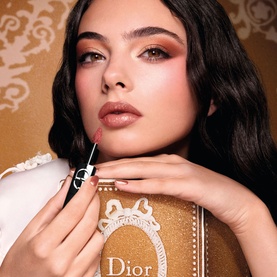 Model wearing Dior 5 Couleurs Couture Limited Edition Eyeshadow Palette in warm terracotta tones, holding gold Dior compact