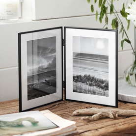 Fine Black Double-Hinged Frame &ndash; 5x7&rdquo;
