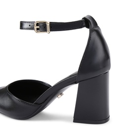 Refined Wide Fit Courts