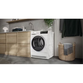 700 DelicateCare 9kg Heat Pump Tumble Dryer White