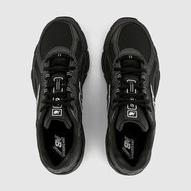 740 V2 Trainers