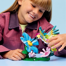 LEGO&reg; Creator 3-in-1 Wild Animals: Colourful Hummingbird D&eacute;cor
