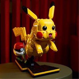 Pok&eacute;mon&trade; Pikachu & Pok&eacute; Ball Adult Building Kit