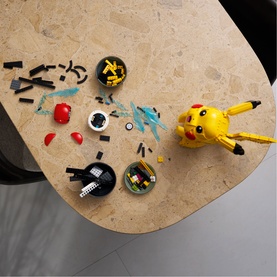 Pok&eacute;mon&trade; Pikachu & Pok&eacute; Ball Adult Building Kit