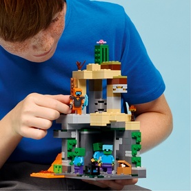 Minecraft&reg; Zombie Dungeon Gaming Building Set