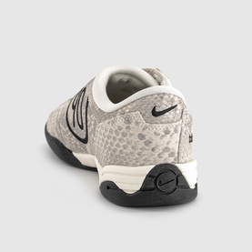 W T90 Trainers