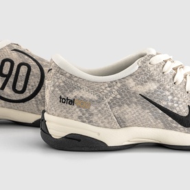 W T90 Trainers