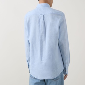 Model wearing Gant sky blue linen-cotton reg shirt, rear view showing back pleat detail, styled with blue jeans.