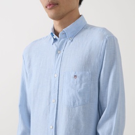 Model wearing Gant sky blue linen-cotton regular fit shirt with button-down collar and chest pocket with logo embroidery.
