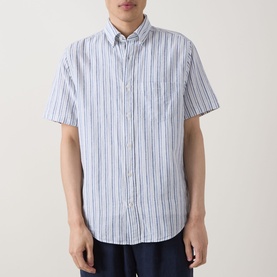 Model wearing Gant Reg Shirt in vintage blue multi-stripe linen-cotton blend, short sleeves, button-down collar with chest pocket.